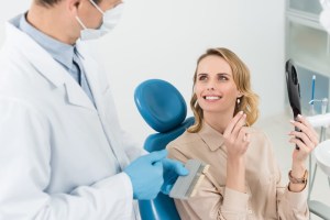7 Ways Dental Implants Beat Dentures